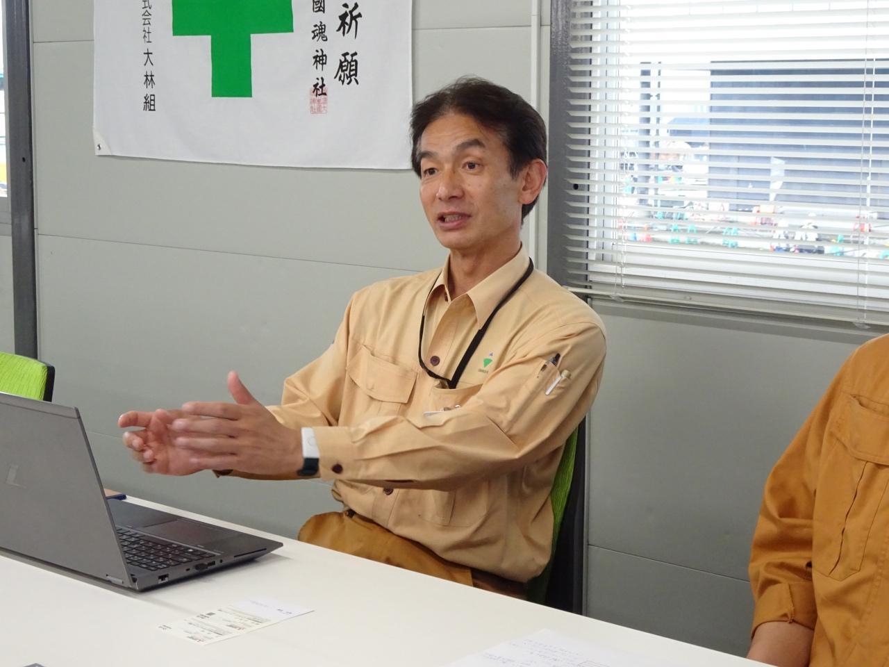 インタビューに答える前田様